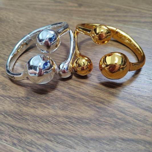 UNOde50 Cuff bracelet with three beads