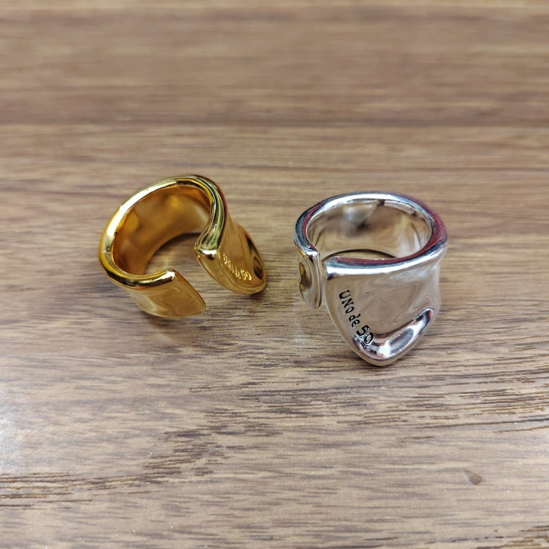 Large open ring on neutral background. Alt: “UNOde50 Large Open Ring – Bold Silver Statement.”