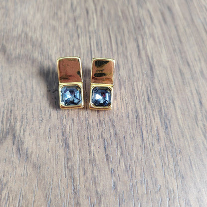Rectangular studs on neutral background. Alt: “UNOde50 Rectangular-Shaped Stud Earrings – Silver Geometric Studs.”