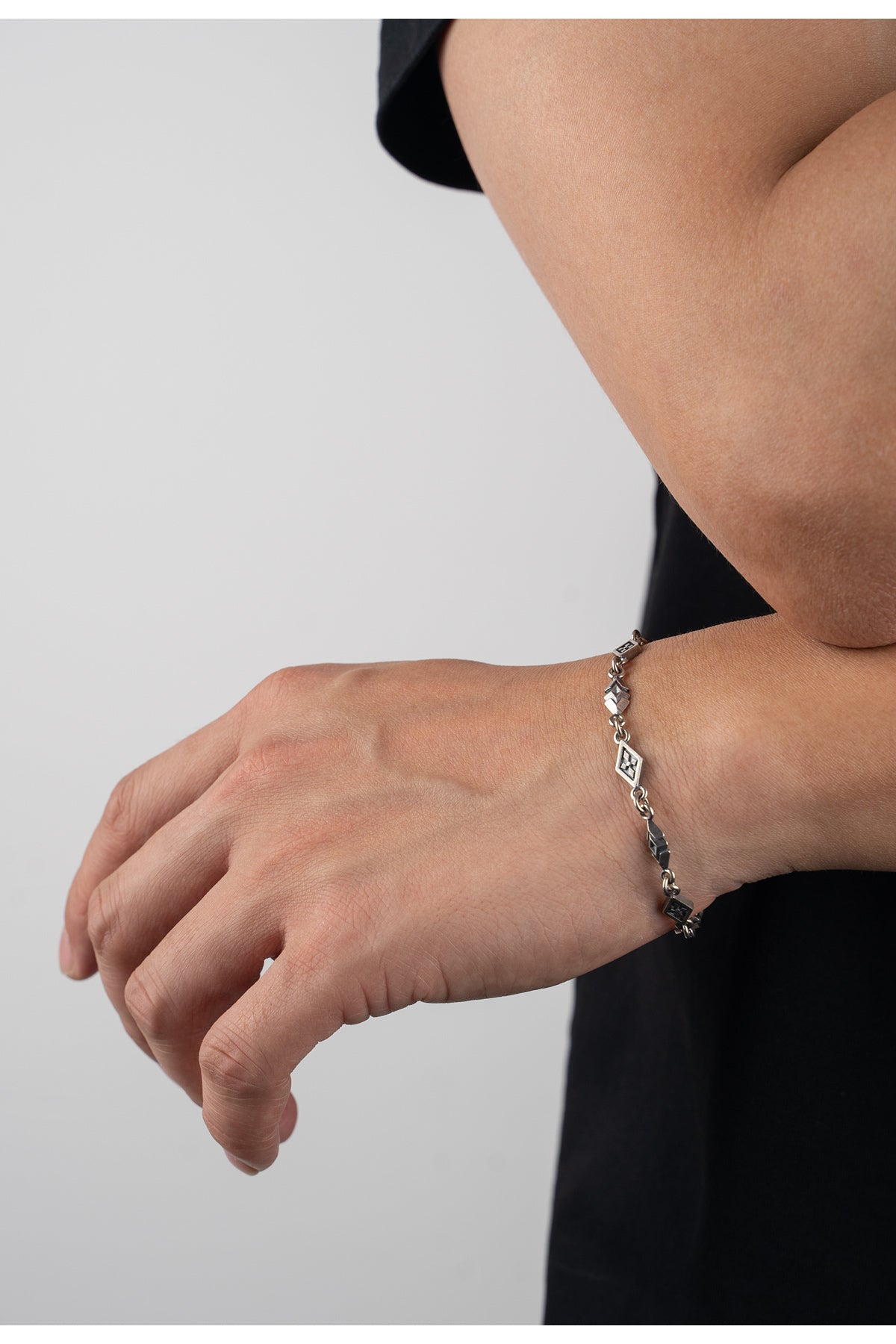 “Female model wearing retro unisex silver chain”