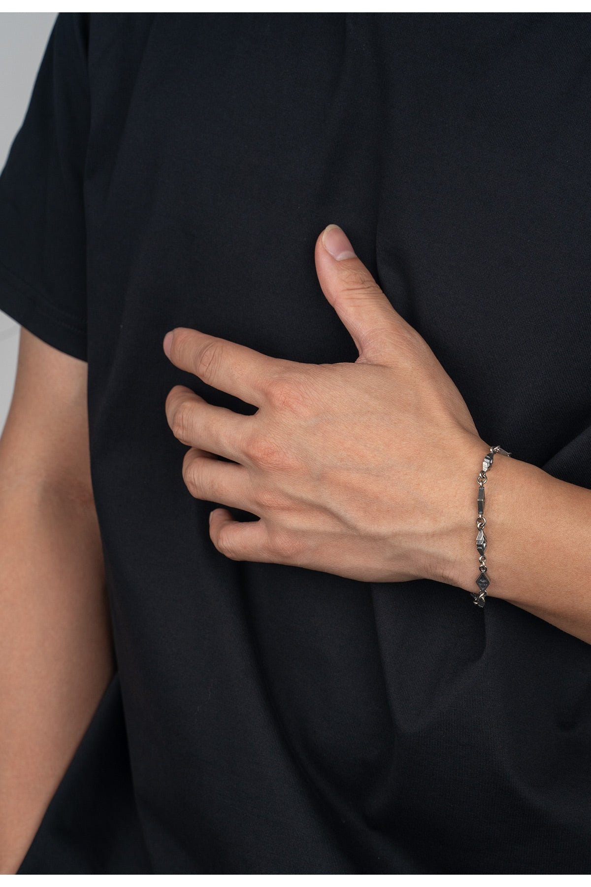 “Female model wearing retro unisex silver chain”