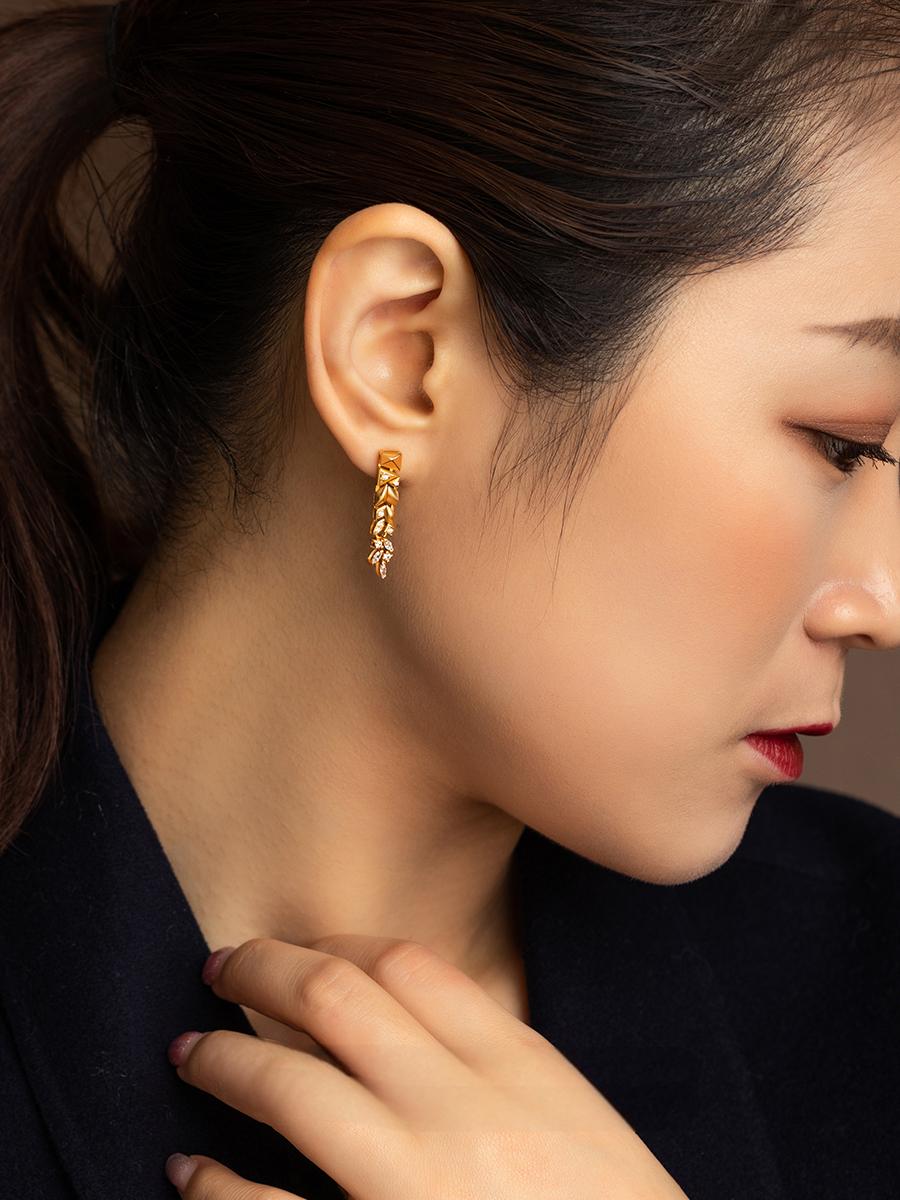 Elegant Face-Slimming Silver Earrings for Women