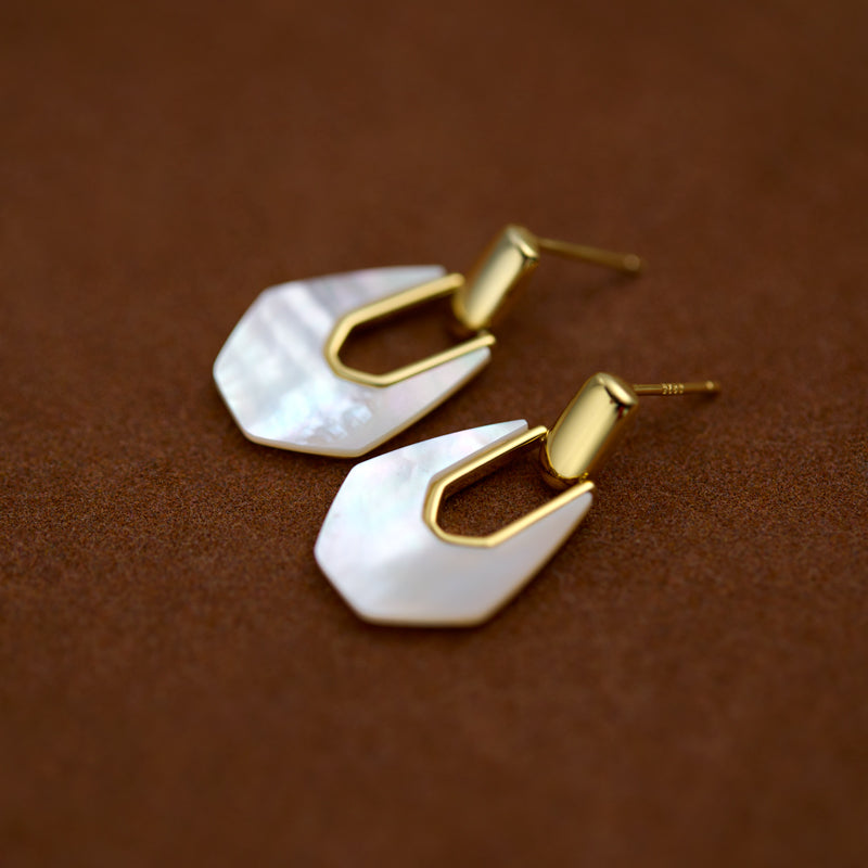 Close-up of Natural White Mother-of-Pearl Surface – Iridescent Glow