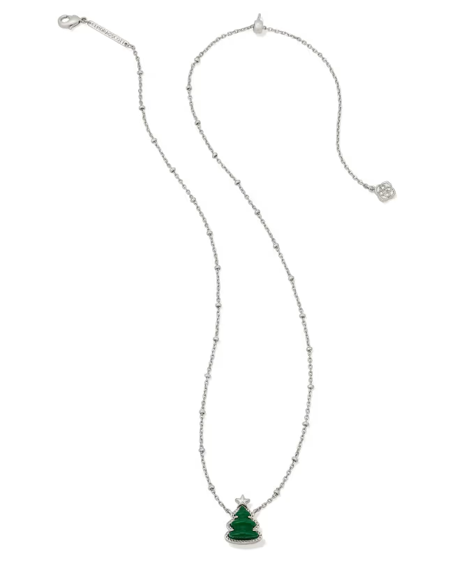 Detailed shot of the secure lobster clasp and adjustable extender on the Kendra Scott necklace